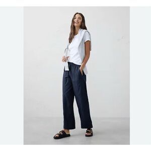 Banana Republic Wide Leg Crop. High tie waist. Navy. Small